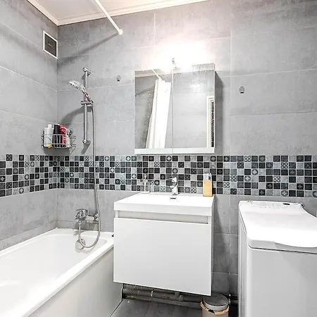 Daire Bright With Balcony - 2 Min Walk To Metro