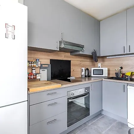 شقة Bright With Balcony - 2 Min Walk To Metro