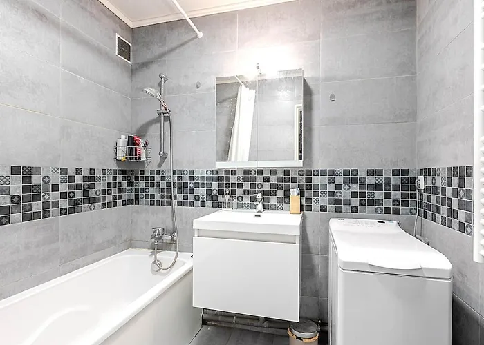 شقة Bright With Balcony - 2 Min Walk To Metro