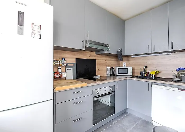 شقة Bright With Balcony - 2 Min Walk To Metro
