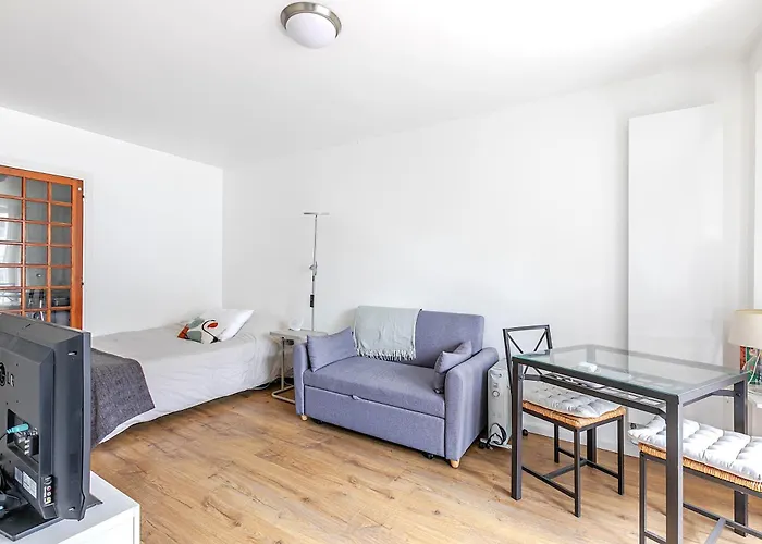 Bright With Balcony - 2 Min Walk To Metro شقة